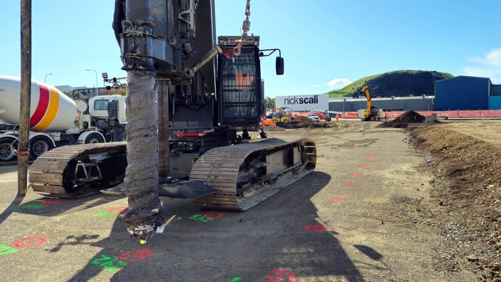 CLL réalise des travaux d’amélioration de sol au moyen d’inclusions Olivier d31/51 sur un projet à Mount Wellington, en Nouvelle-Zélande, avec une Liebherr LRB23.