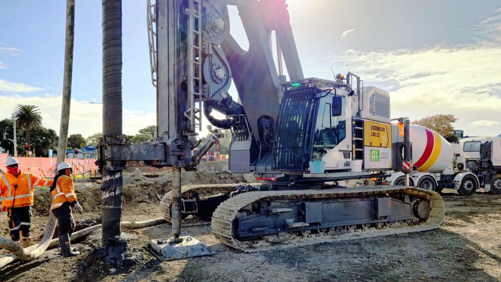 CLL réalise une amélioration de sol avec un pieu Olivier d31/51 sur un projet à Mount Wellington, en Nouvelle-Zélande, à l’aide d’une Liebherr LRB23.