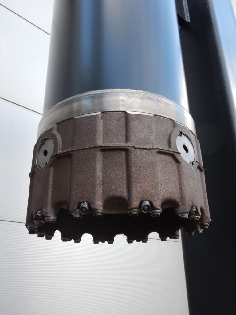 Gros plan de la couronne de forage interchangeable brevetée d’Olivier, conçue pour les pieux sécants, avec des outils de coupe segmentés résistants à l’usure pour un forage efficace et durable.