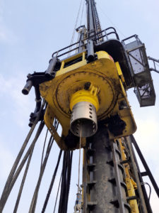 Close-up van de boortafel van een Fundex F3500, uitgerust met een Olivier koppeling voor boorbuizen met een diameter van 508 mm. Strabag aan het werk in Ennetbürgen, Zwitserland.